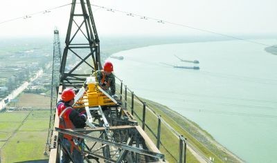 跨江鐵塔加裝航空障礙燈